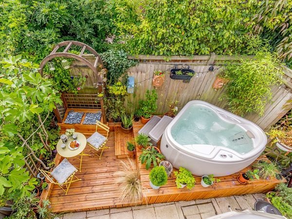 Garden area with hot tub