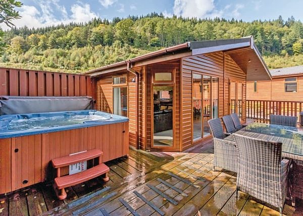 Lochgoilhead lodge veranda with hot tub