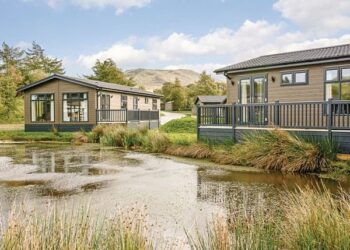 Keswick Reach Lodge Retreat near the lake