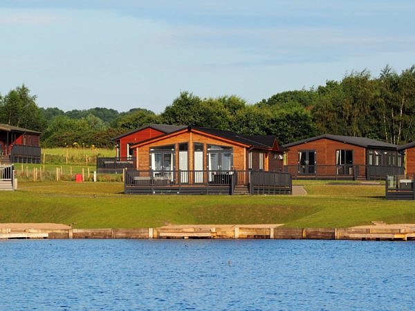 Tingdene Country Lodge incredible views over the sparkling lake